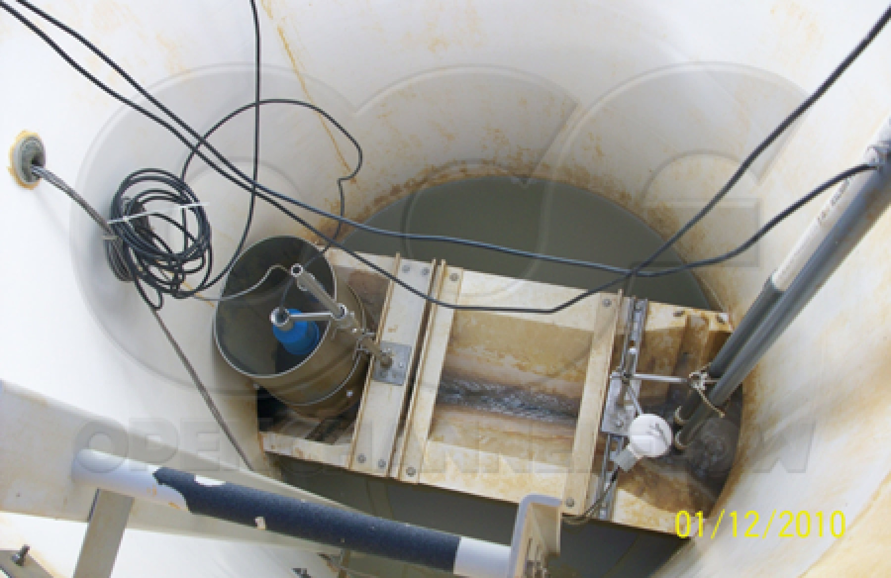 Trapezoidal flume metering manhole without a bench