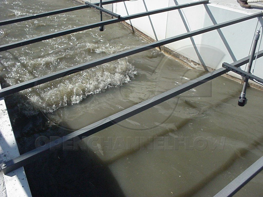 non-uniform flow distribution / excessive velocity in a Parshall flume