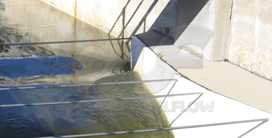 wave phenomena at junction of wing wall and Parshall flume