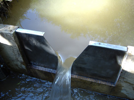 V-notch flow measuring weir plate