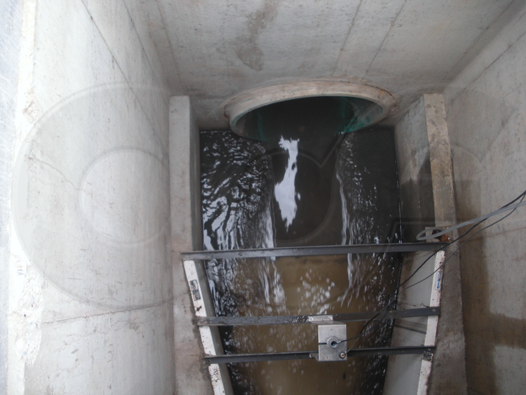 Poor approach conditions coming into the Parshall flume