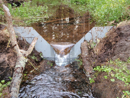 water level drawing down as it flows over a weir crest